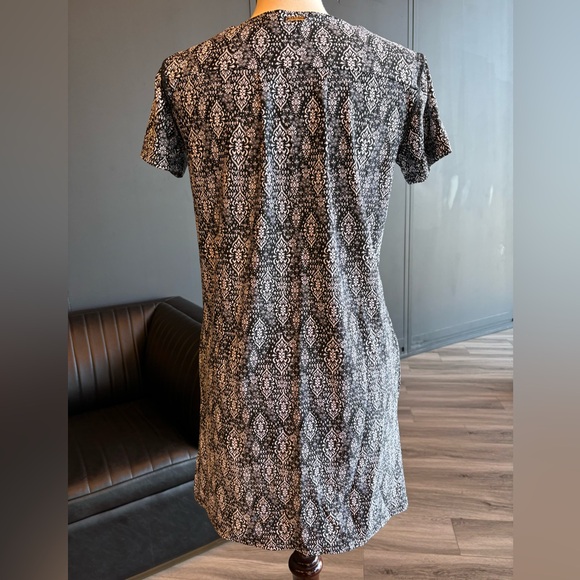 Black & white easy patterned dress in UPF 50 fabric! - Picture 5 of 7